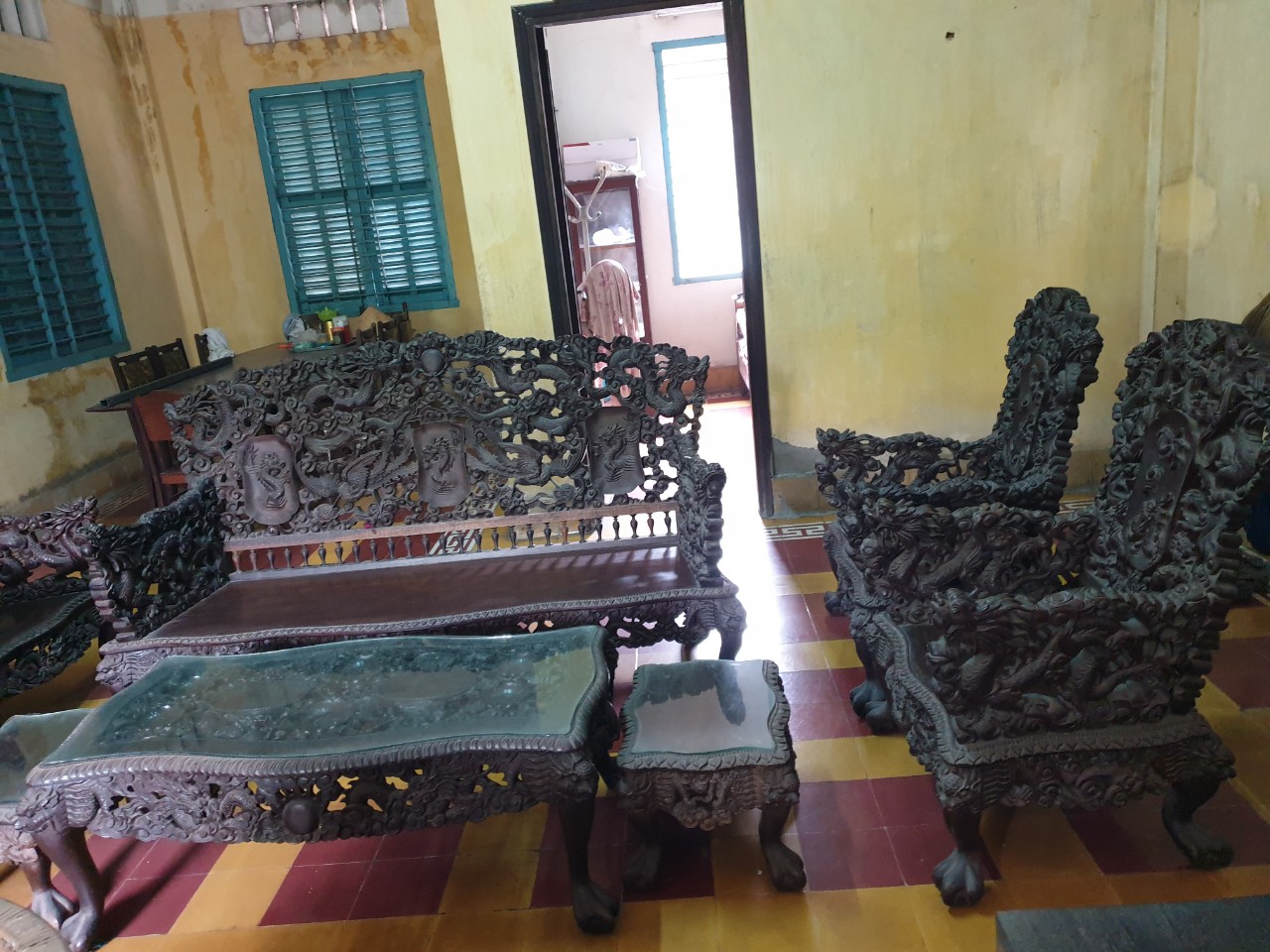 bàn ghế cổ xưa